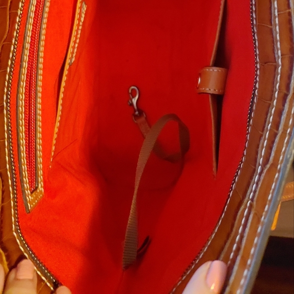 Dooney and Bourke shoulder bage - Picture 3 of 6